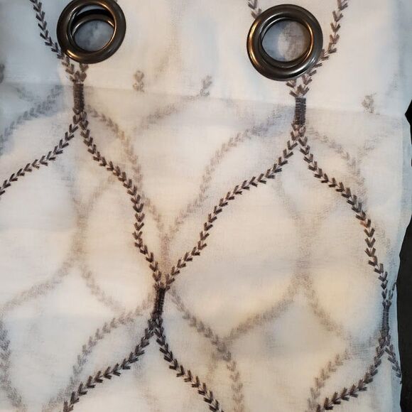 4 Grommet Top curtain Panels White & Gray Size (97 CM x 213 CM) - Picture 6 of 7